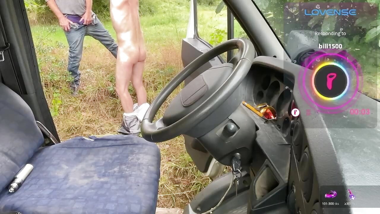 En kille utanför lastbilen tittar på mig och väntar bara på chansen att komma och suga min kuk,