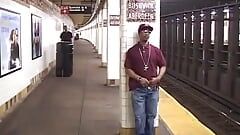 Cowok kulit hitam yang berani ngentot kontol raksasa pria kulit hitam 25 cm di ranjang