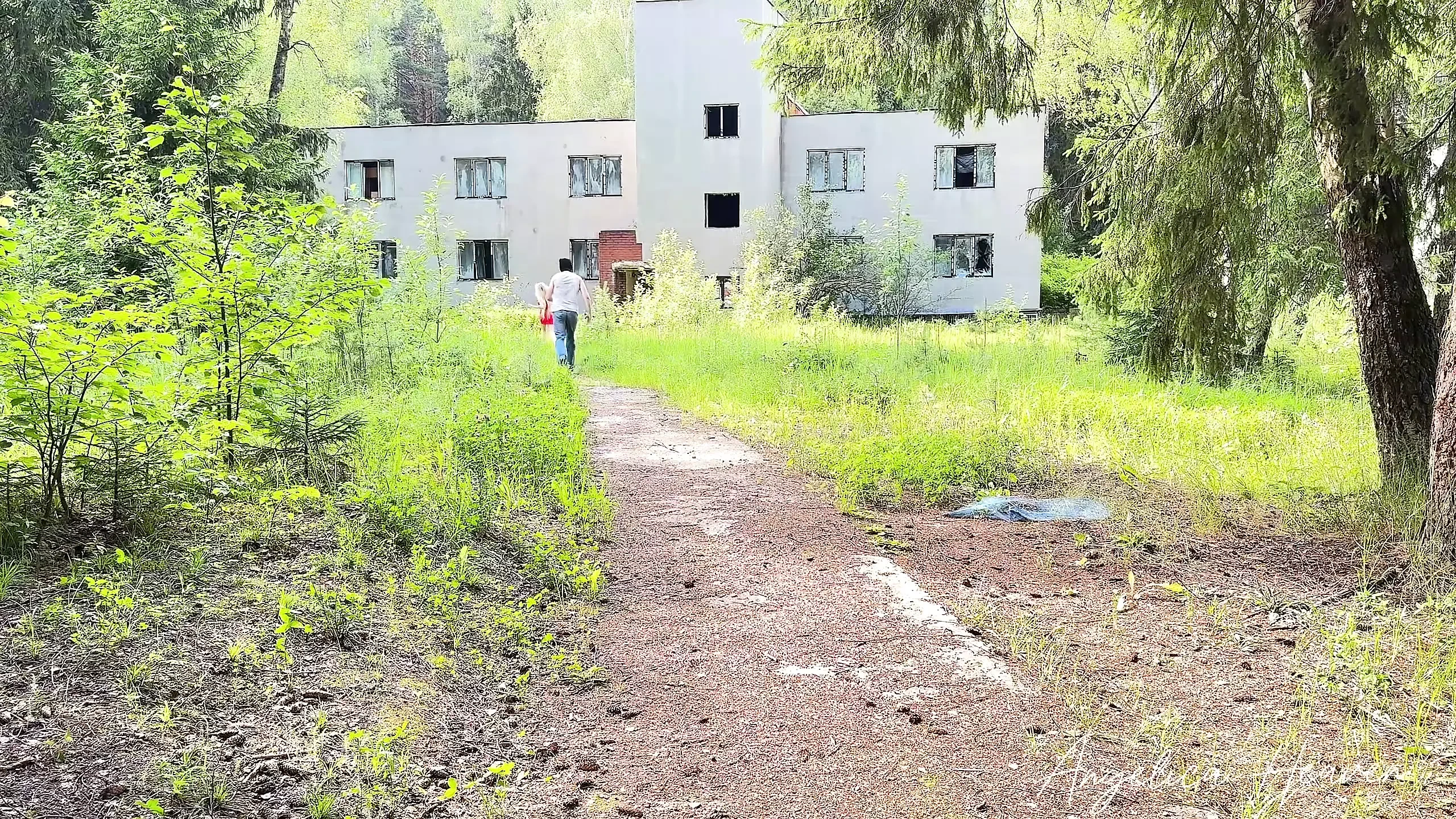 O pervertido Maniac fodeu uma loira peituda na floresta