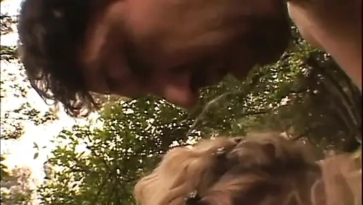 Блондинку-шлюшку почти не трахнули на улице