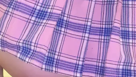 Жена жестко и быстро скачет на большом черном дилдо в любительском видео