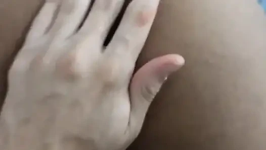 Ich wollte sie mit einem Kondom ficken, aber sie war so geil, dass ich vergessen habe, es anzulegen. Ist das dir passiert? Das passierte in