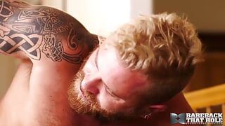 БЕЗ ПРЕЗЕРВАТИВА Шерман Maus отдолбили татуированную Riley Mitchel