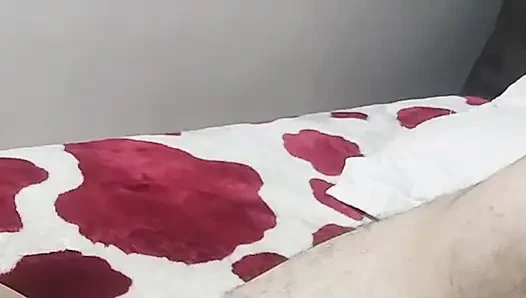 Die Worte der schlampe irritieren, während sie aus ihrem arsch schreit. Höre ihre orale