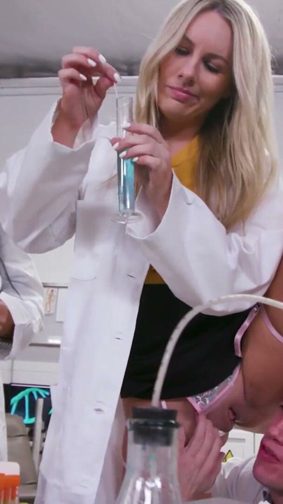 Grandes cientistas peitudas Payton Preslee e Bunny Madison se libertam usadas no laboratório - FreeUse Mylf | Clipe 1