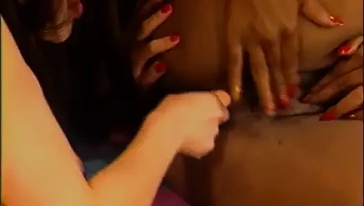 Siyah ve Asyalı lezbiyenler yatak odasında aşk