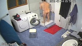 Soț care face un duș