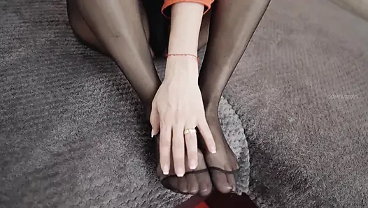 MILF Feet in Nylons!