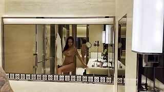 Monika Fox dedilhando bunda e buceta com esguichando em banho