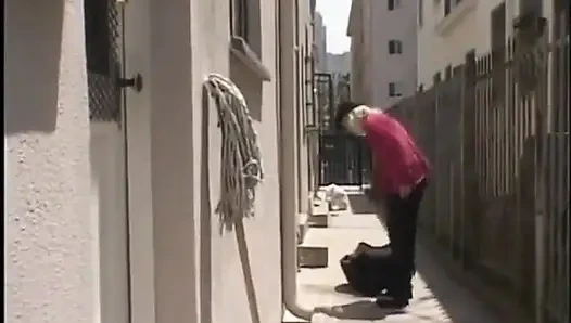 Heiße blonde schlampe wird von zwei schokoladenhaut-hengsten doppelt penetriert