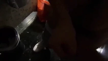 Düz sinir bozucu ama ben sikimi banyoda emiyorum