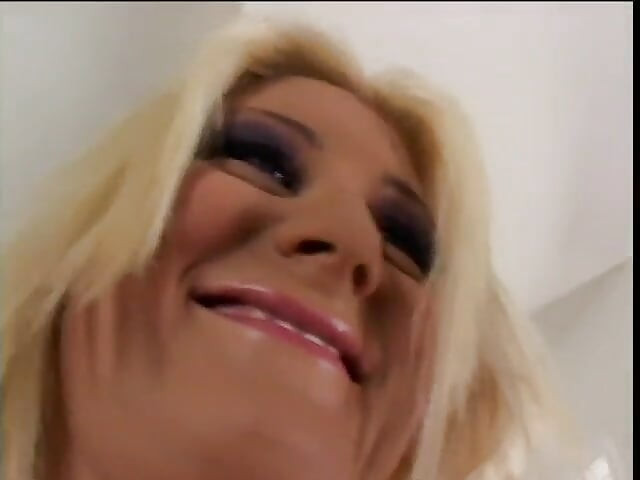 Traviesa rubia obtiene su culo crema después de una mamada hardcore