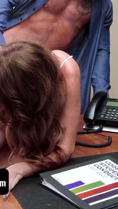 Ehrgeizige MILF-Anwältin wird ins Büro des Rektors gerufen wegen des Fehlverhaltens ihrer Stieftochter | Clip 3