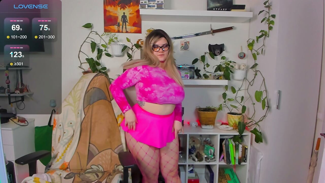 Chica gordita y cute bailando sexy con ropa rosa