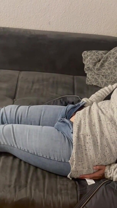 金髪の女の子は、乱暴に犯される前に、観察下で何度かそれを手に入れます。複数のオーガズムが震え、けいれん... |クリップ 1