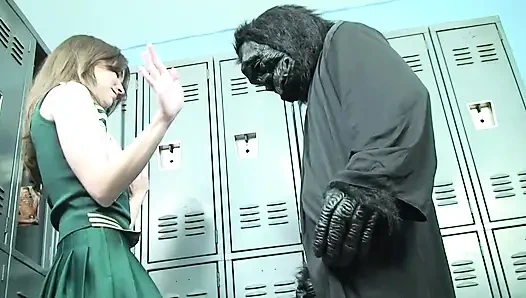 Dünne cheerleaderin bekommt haarige muschi nach dem schwanzlutschen geleckt