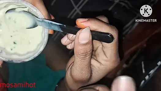 Köyün baldızı süte krem koyuyor ve arazinin ağzına koyuyor.