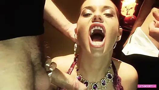 Dreier-fick mit der vollbusigen dame, die vollbusig aussehende dame