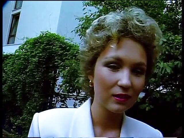 Mujeres alemanas con clase dando una entrevista al aire libre