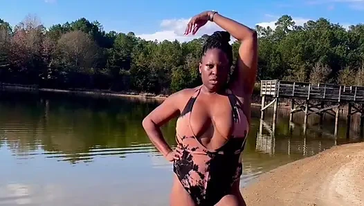 ZENCI GENÇ ERKEK AVCıSı MAYOYLA PLAJDA TWERK YAPıYOR