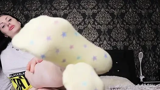 Kaus kaki dan kaki buru-buru dipuasin sama pecandu kaki dan pecandu kaus kaki!