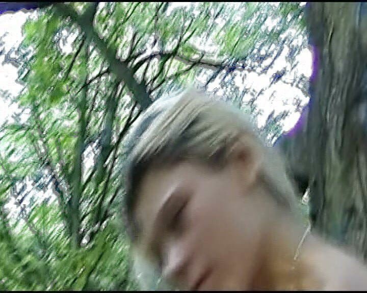 Schööni dütschi Püppene wo ihri Fotze im Park zeige