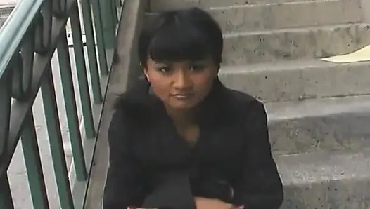 Verführerische brünette wird hart auf der couch geritten