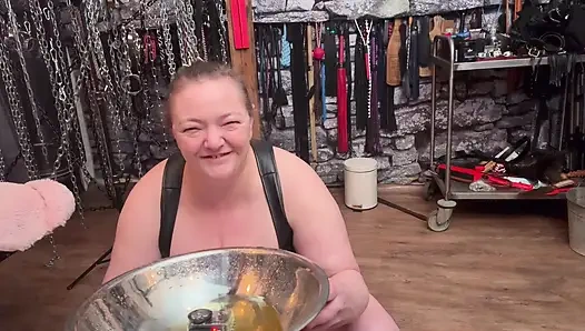 Domina satana und ihr goldener nektar-leckerbissen!