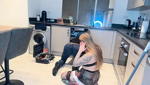 Tesisatçı Calvin hizmetçi Sandy'i iş üstünde sert sikiyor