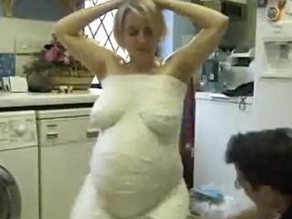Deslumbrante esposa loira grávida recebendo gesso na barriga