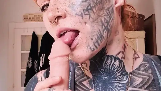 Минет на реалистичном дилдо