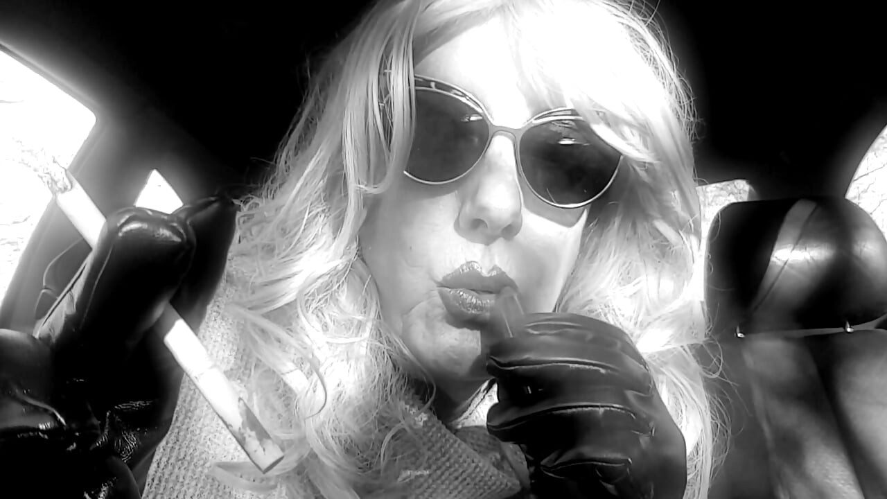 MATURE CD BLONDE SMOKING VS 120s AND APPLYING RED LIPSTICK