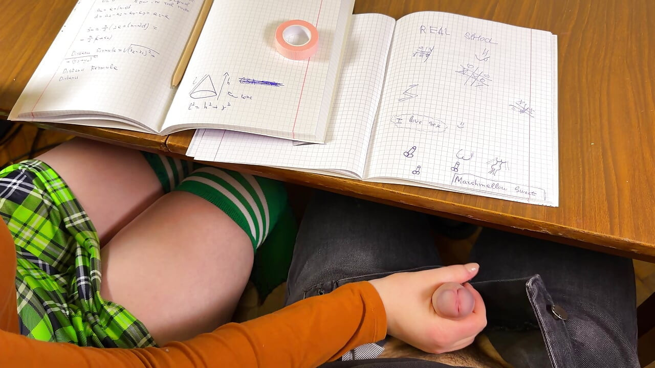 Kız öğrenci ona matematik dersinde okuldaki masanın altında mastürbasyon yapıyor. Halka açık bir sınıfta riskli mastürbasyon.