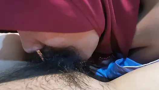 Uykulu üvey kız kardeş geldi ve üvey erkek kardeşinin emdi.