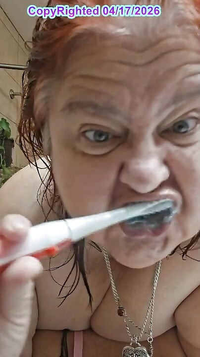 Después De Que Una Enfermera Caliente Vicki Se Seca Y Hace Otro Aseo