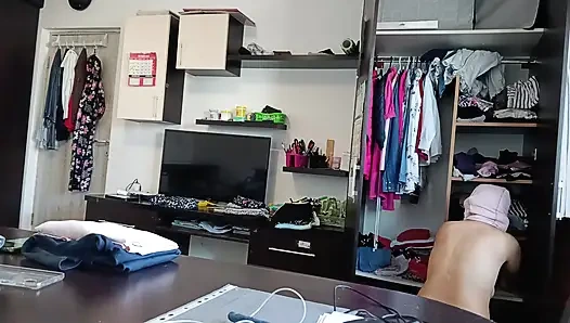 Женщина Развлекается Примеряя Одежду И Разрезая Ее В Любительском Видео.