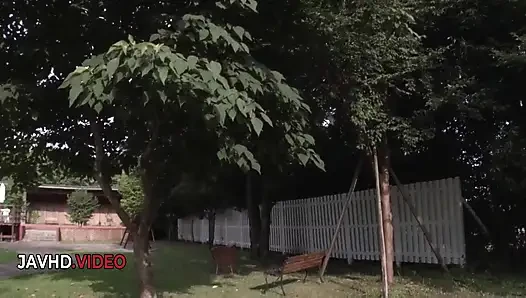 Yuuka Kaede'nin ateşli bir adamla açık havada seks macerası