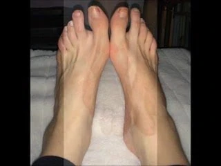 Ralia moves her (size 40) sexy feet