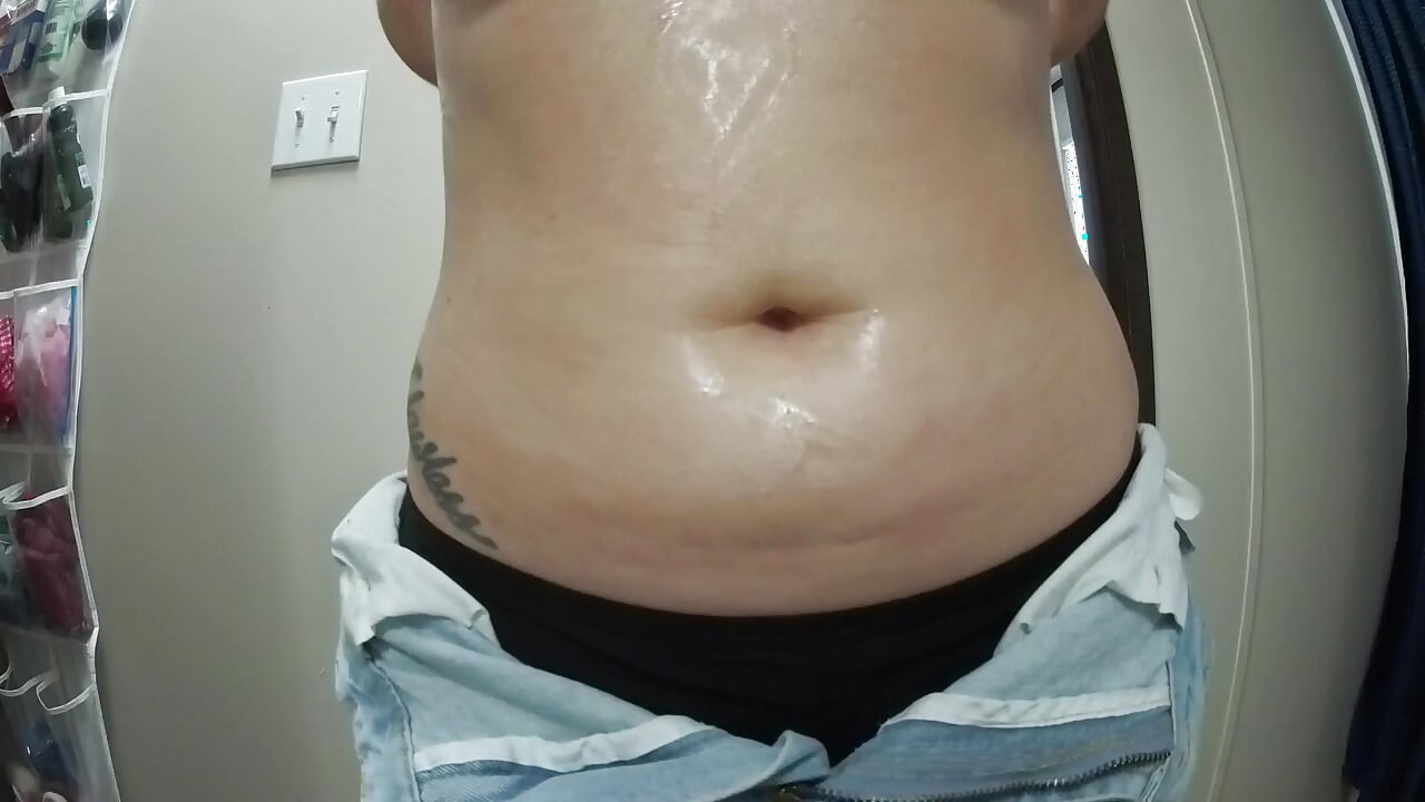 Mát-xa bụng đầy dầu & chơi nút bụng