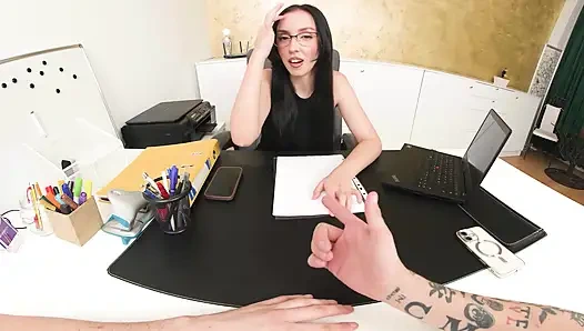 Lara Sins si sekretarisku