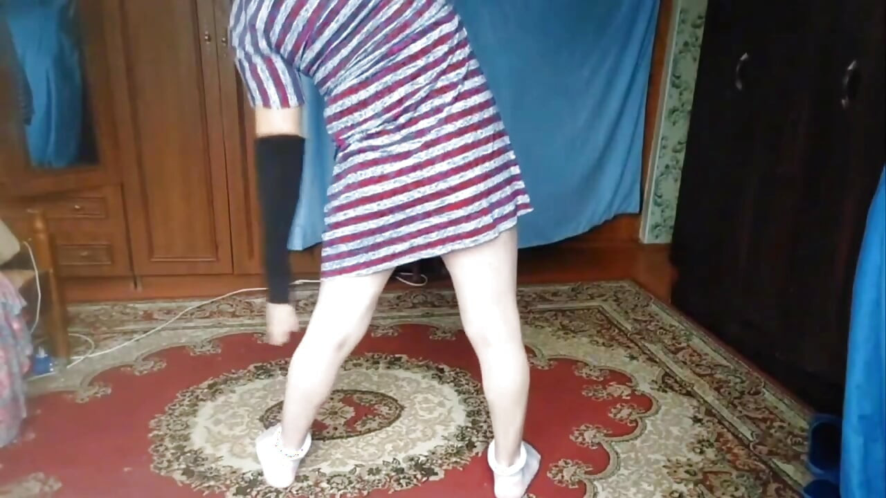 Splendida trans con le sue chiappe bagnate che bagnano caffè ghiacciato