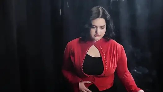 Фигуристая Брюнетка Курит В Красном Кардигане