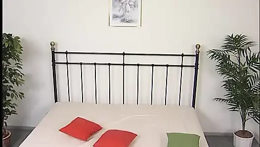 Dede sıska kızların amını yalıyor ve sonra sakso çekiyor