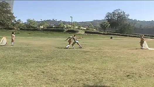 Çarpıcı hatun Rachel Starr ateşli bir lezbiyen grup seks partisine katılıyor