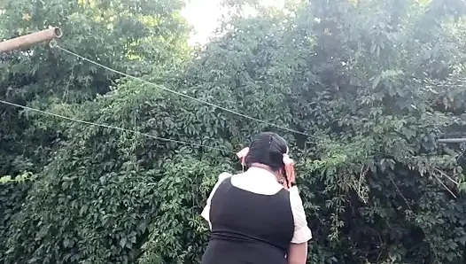 Dalam pakaian dengan pakaian gaya pelajar sekolah baru untuk petang.