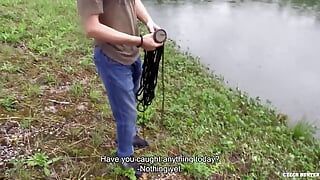 Scopre un ragazzo carino che pesca e gli offre abbastanza soldi per fargli succhiare il cazzo - BIGSTR
