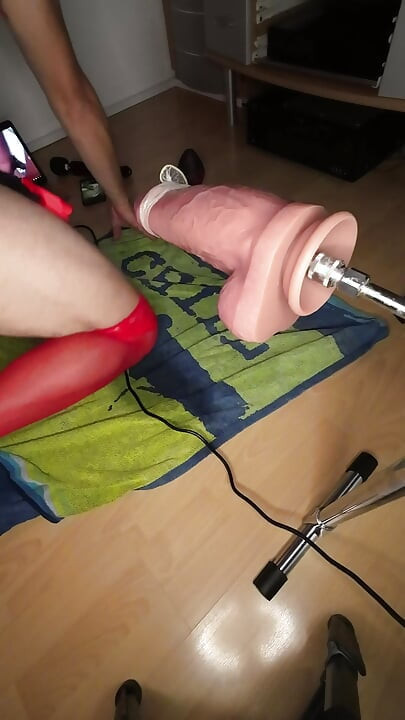 סיסי במכונה אדומה, משחקת עם קונדום