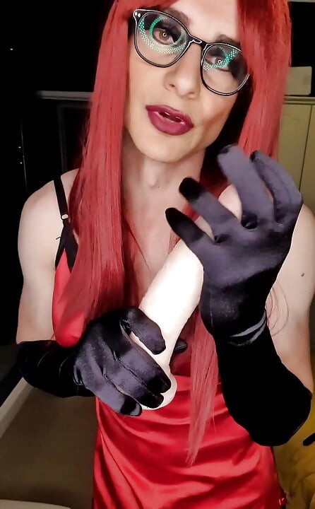 ランジェリー姿で赤毛の姿をしたミストレス・ジェシカは、ビッグ10のディルドで挑発し、じらす