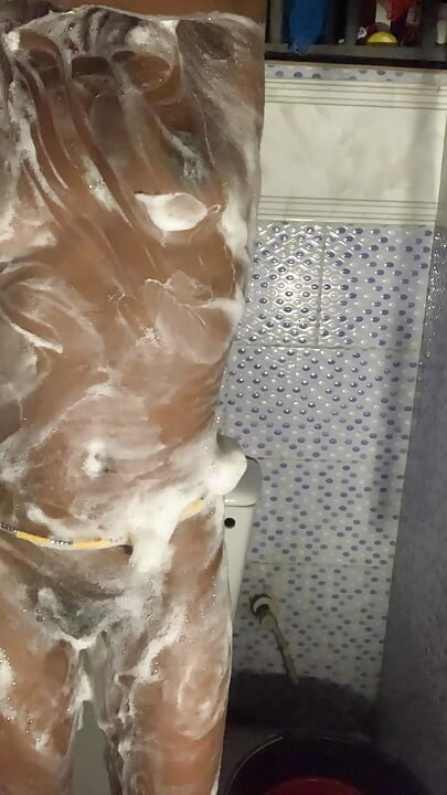 Sexy ebenová holka je sama v koupelně