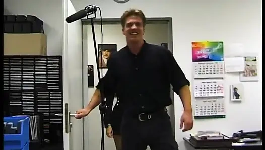 Зрелая блондинка сосет его член